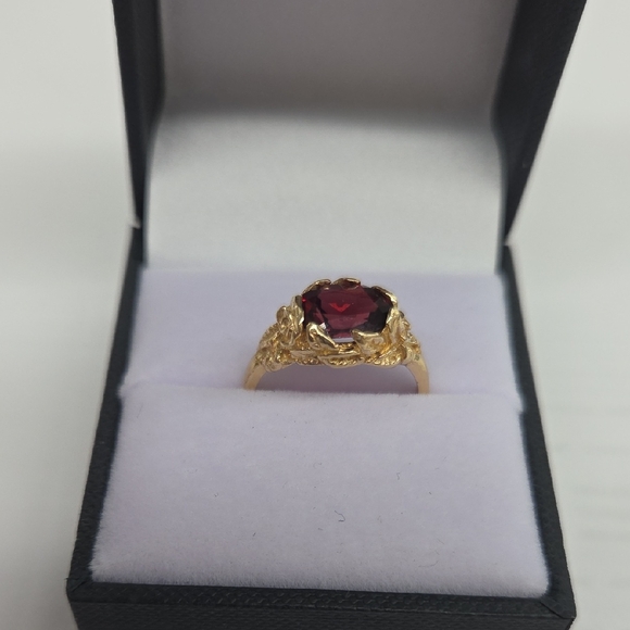 Elegant Gold Ring with Red Gemstone - Picture 1 of 5